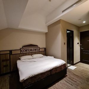 Lion Peak Hotel Hamilton